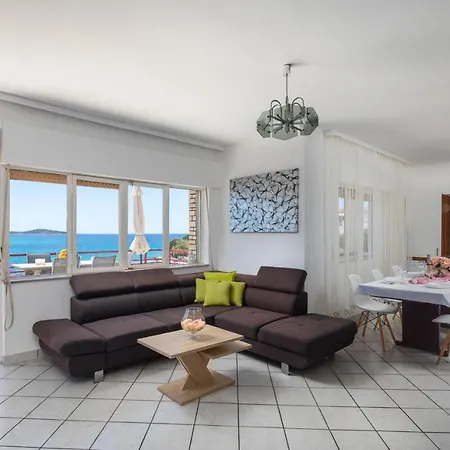 Zrinka - Last Season Ever! ロゴズニッツァ