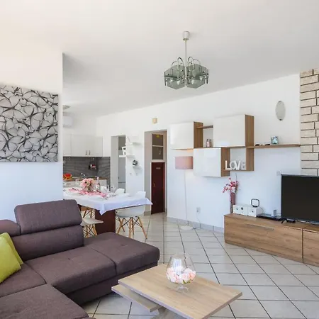 Zrinka - Last Season Ever! Apartment *