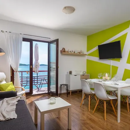 Zrinka - Last Season Ever! Apartment *