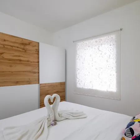 アパート Zrinka - Last Season Ever! ロゴズニッツァ