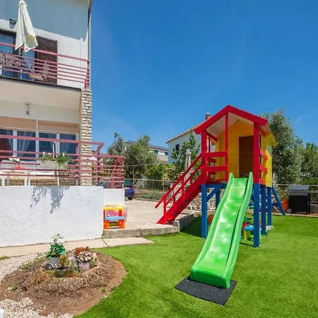 アパート Zrinka - Last Season Ever!